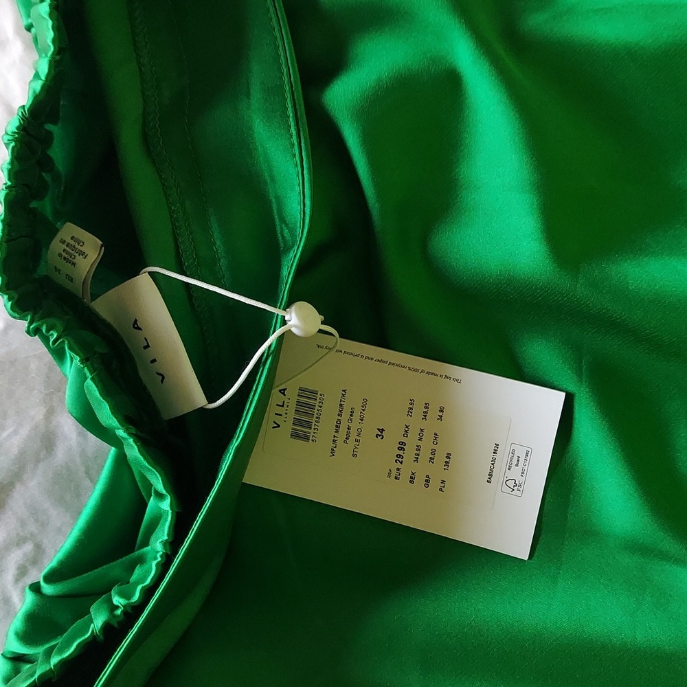 Vila satin bias cut midi skirt in bright green - Picture 6 of 6